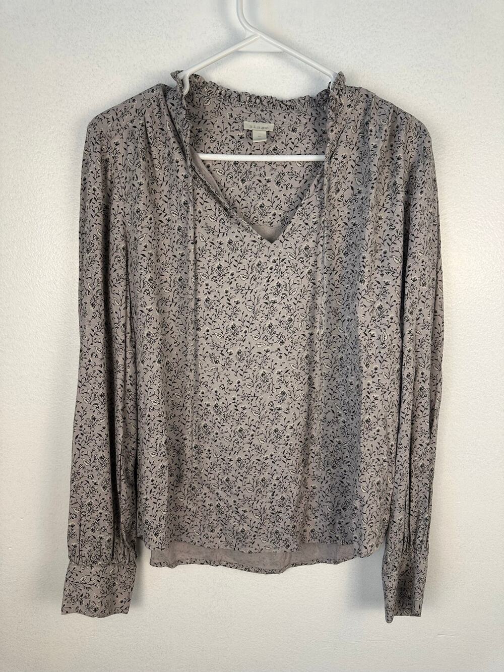 Nordstrom Hinge blouse grey floral ruffled V-neckline with a tie accent Medium